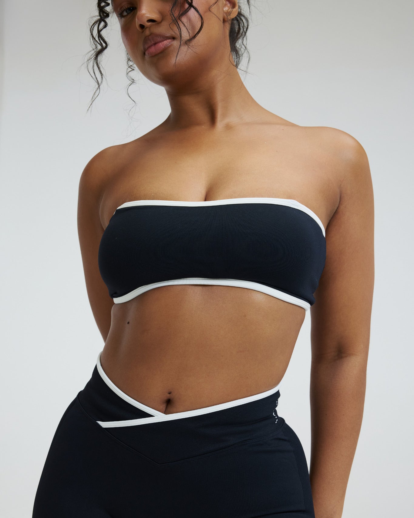 Elevate™ Outline Bandeau Bra | Night Black