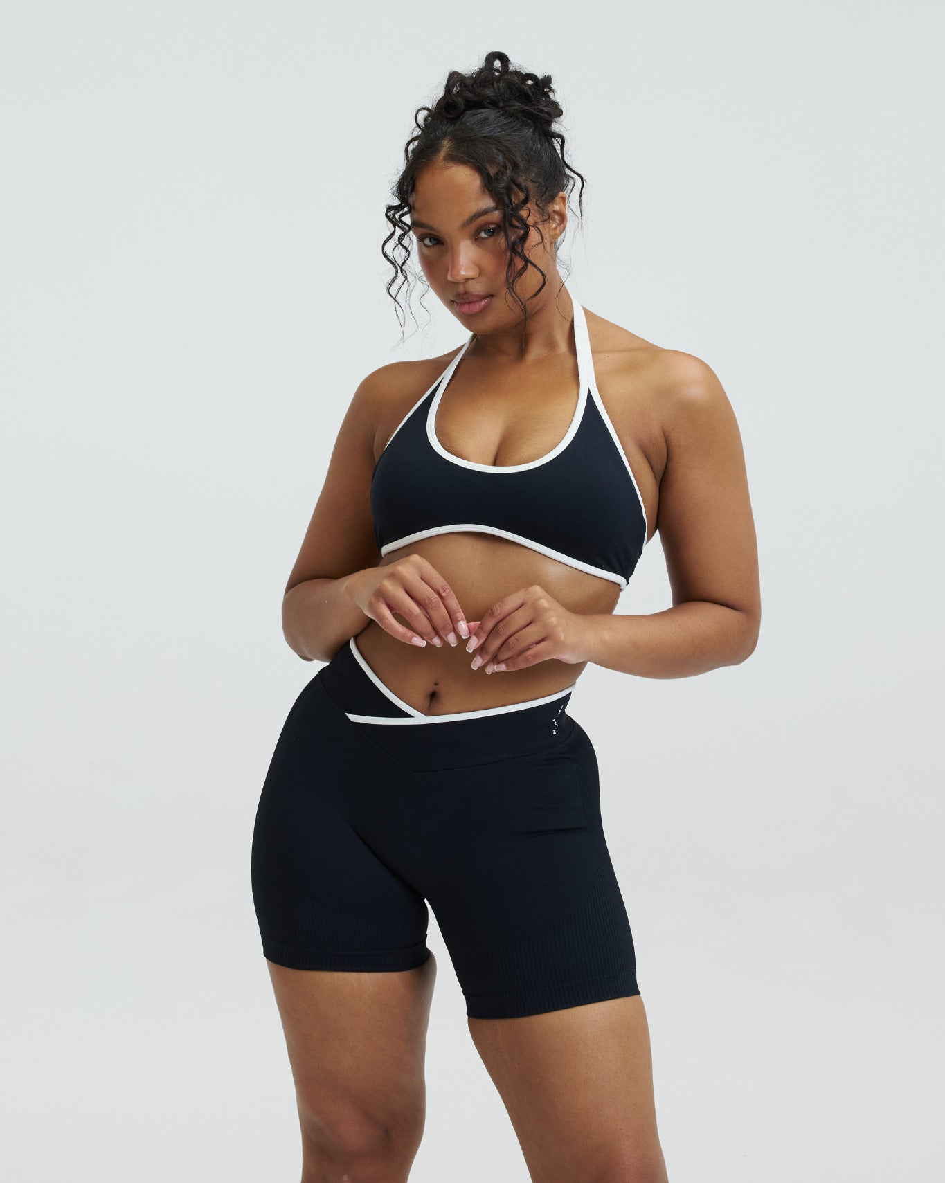 Elevate™ Outline Short Scrunch Shorts | Night Black