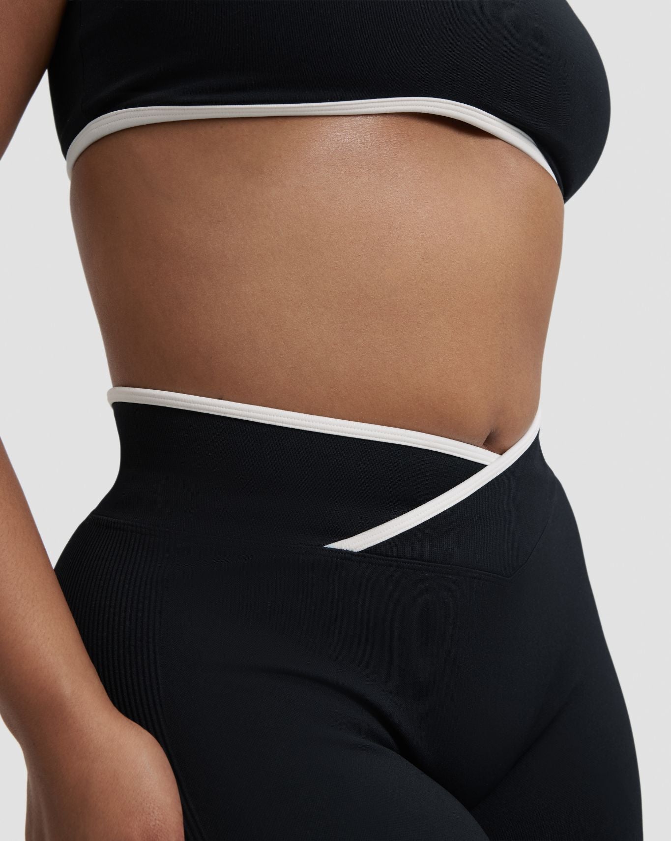 Elevate™ Outline V High Waist Leggings | Night Black