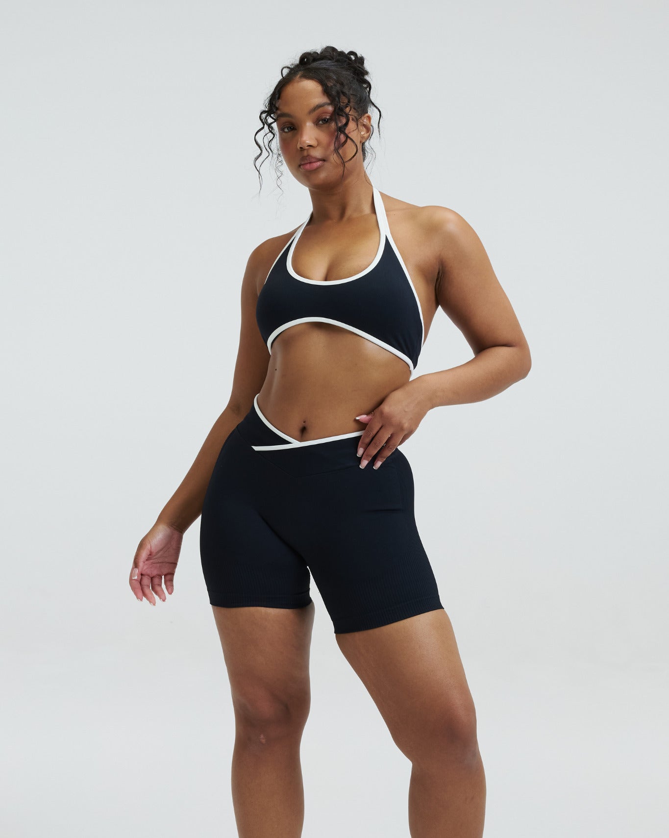 Elevate™ Outline Short Scrunch Shorts | Night Black